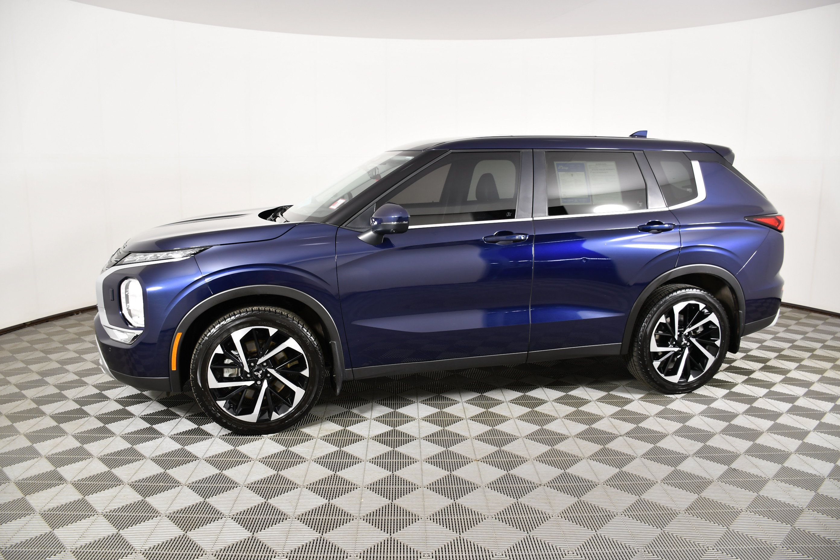 Used 2023 Mitsubishi Outlander SE AWD/4WD image 9