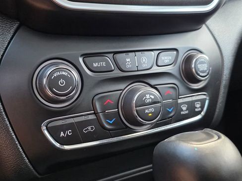 Used 2022 Jeep Cherokee Trailhawk w/ Sun, Sound & Nav Group image 31