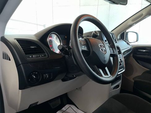 Used 2018 Dodge Grand Caravan SE w/ UConnect Hands-Free Group image 16