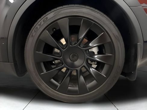 Used 2023 Tesla Model Y Long Range AWD/4WD image 27