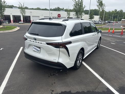 Used 2025 Toyota Sienna XLE w/ XLE Plus Package FWD image 10