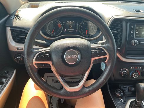 Used 2018 Jeep Cherokee Latitude AWD/4WD image 17