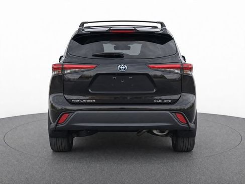 Used 2024 Toyota Highlander XLE AWD/4WD image 5