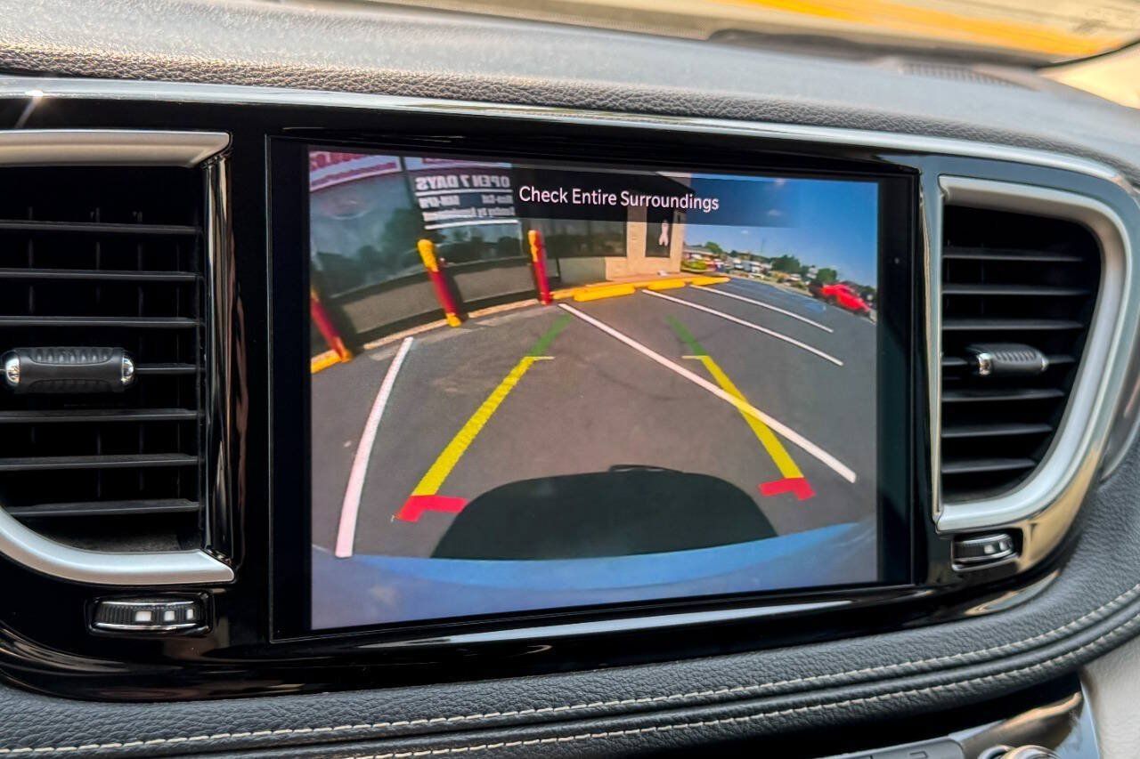 Used 2024 Chrysler Pacifica Limited FWD image 33