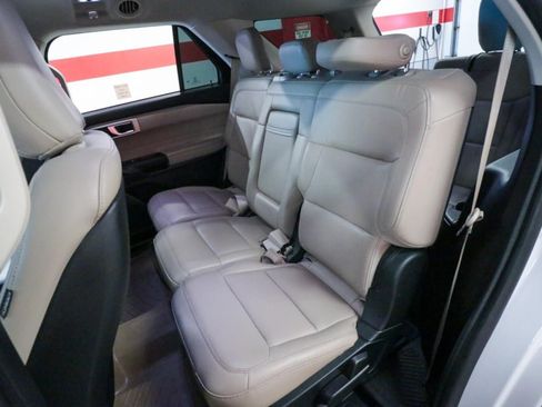 Used 2020 Ford Explorer XLT w/ Equipment Group 202A RWD image 13