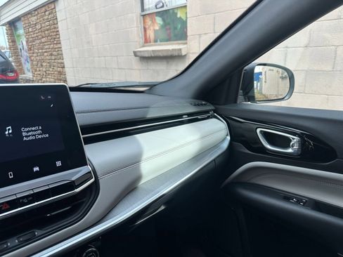 Used 2025 Jeep Compass Limited image 35