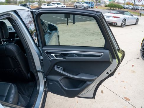 Used 2022 Porsche Macan image 20