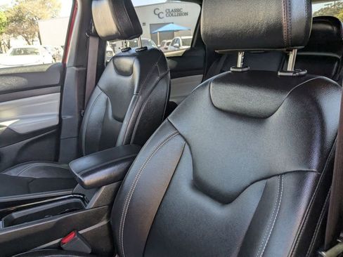 Used 2025 Jeep Compass Limited image 13