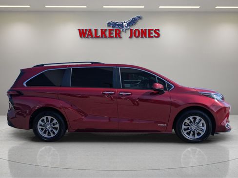 Used 2021 Toyota Sienna XLE w/ XLE Plus Package image 2