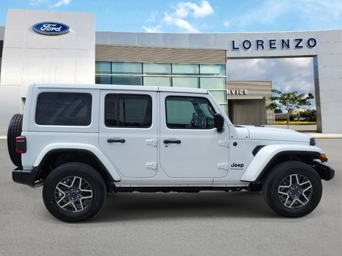 Used 2025 Jeep Wrangler Unlimited Sahara AWD/4WD image 4
