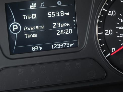 Used 2017 Kia Sorento LX w/ LX Convenience Package image 21