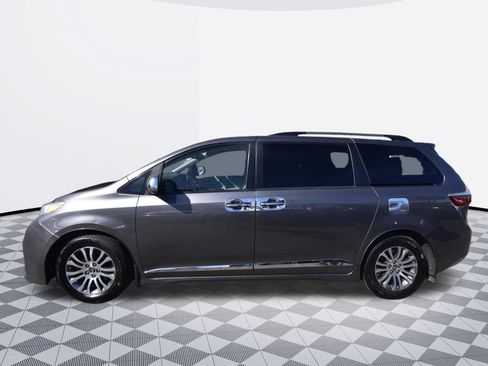 Used 2018 Toyota Sienna XLE Premium image 2