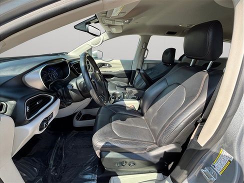 Used 2020 Chrysler Pacifica Touring-L FWD image 2