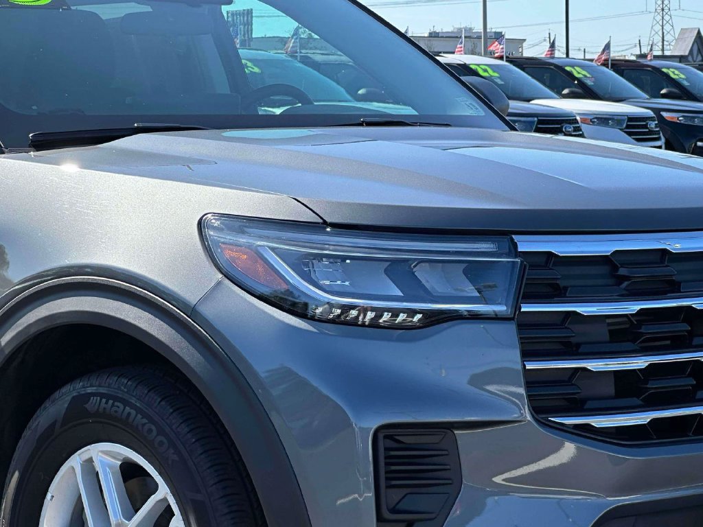 Used 2025 Ford Explorer Active AWD/4WD image 8