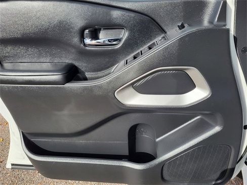 Used 2025 Nissan Frontier SV image 22