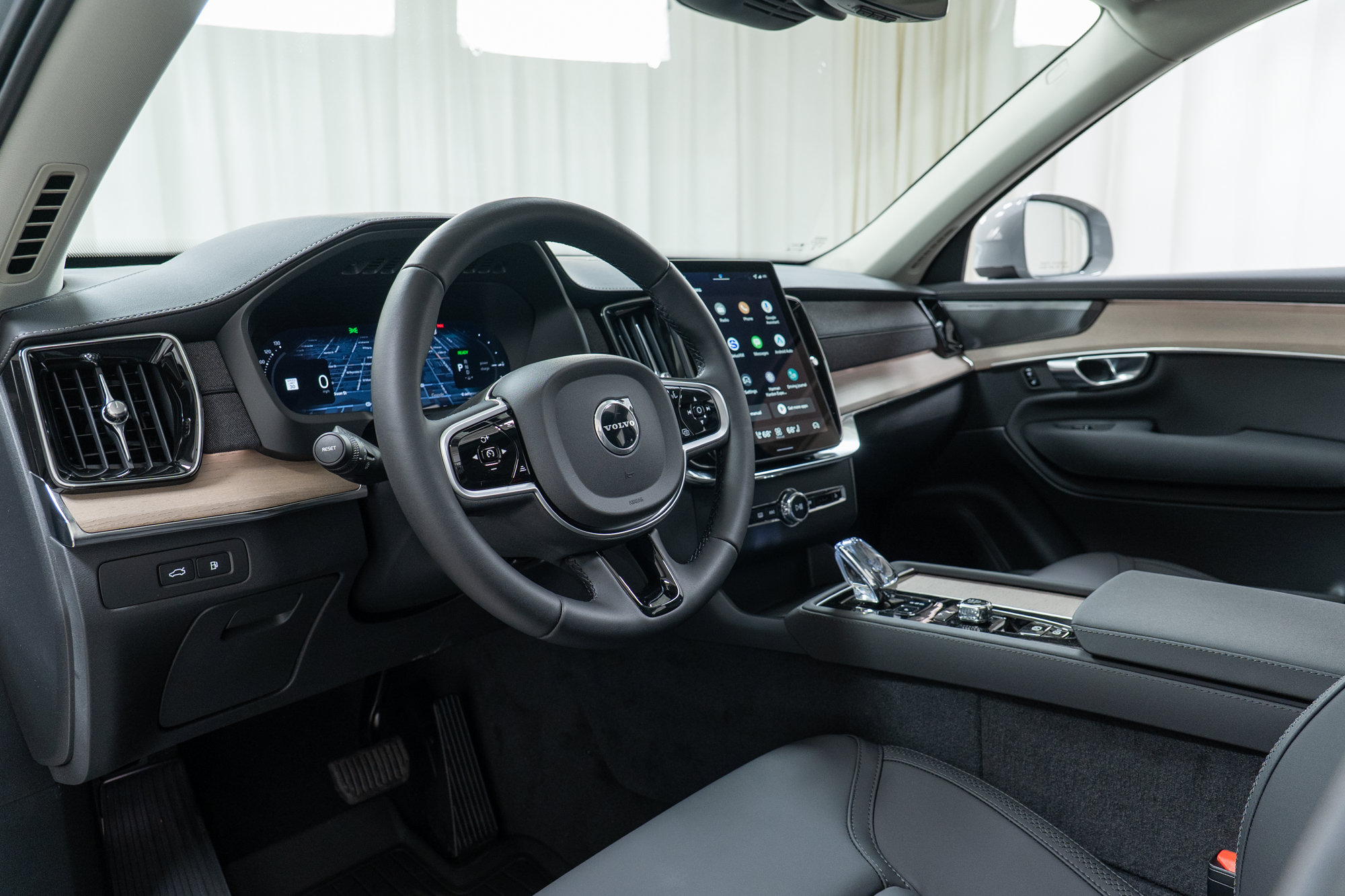 New 2026 Volvo XC90 T8 Plus w/ Protection Package Premier AWD/4WD image 12