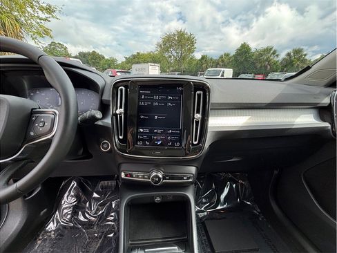 Used 2021 Volvo XC40 T5 Momentum w/ Premium Package AWD/4WD image 11