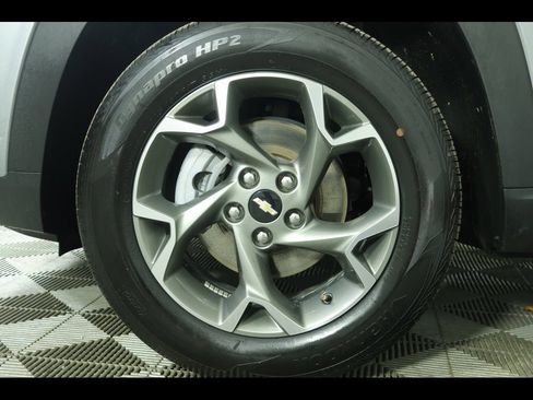 Used 2025 Chevrolet Trax LT w/ LT Convenience Package image 6