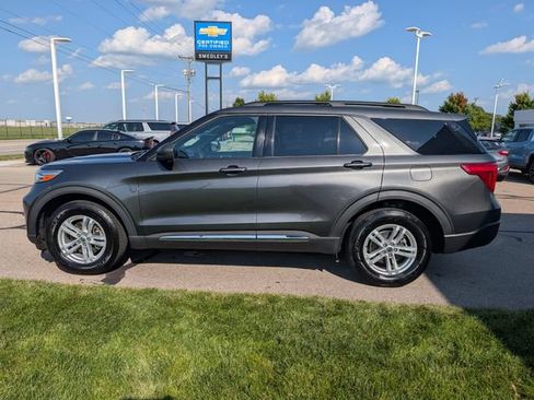 Used 2020 Ford Explorer XLT w/ Equipment Group 202A AWD/4WD image 12