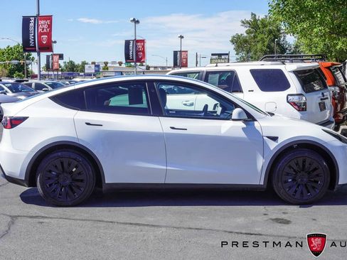 Used 2024 Tesla Model Y 2WD image 17