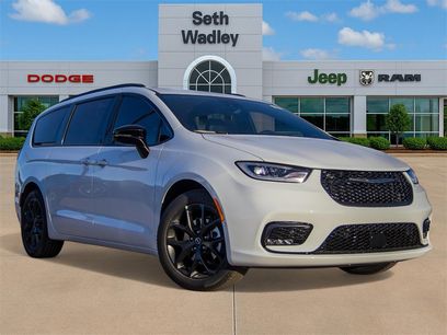 New 2026 Chrysler Pacifica Select w/ S Appearance Package