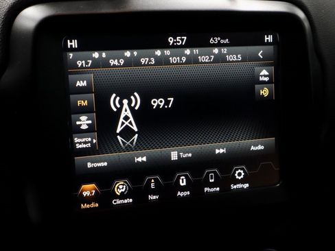 Used 2023 Jeep Renegade Latitude image 3