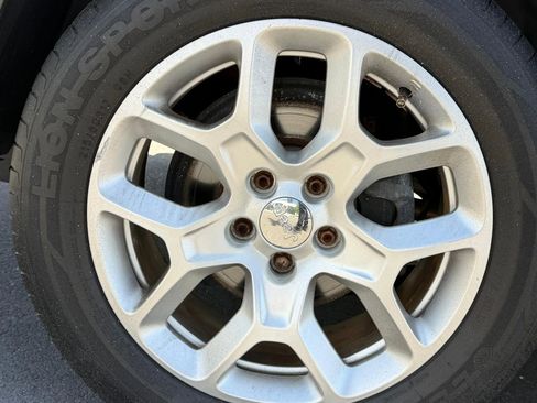 Used 2015 Jeep Renegade Latitude FWD image 8