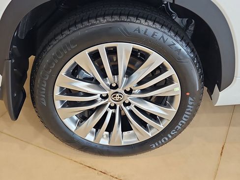 New 2026 Toyota Highlander Platinum AWD/4WD image 19