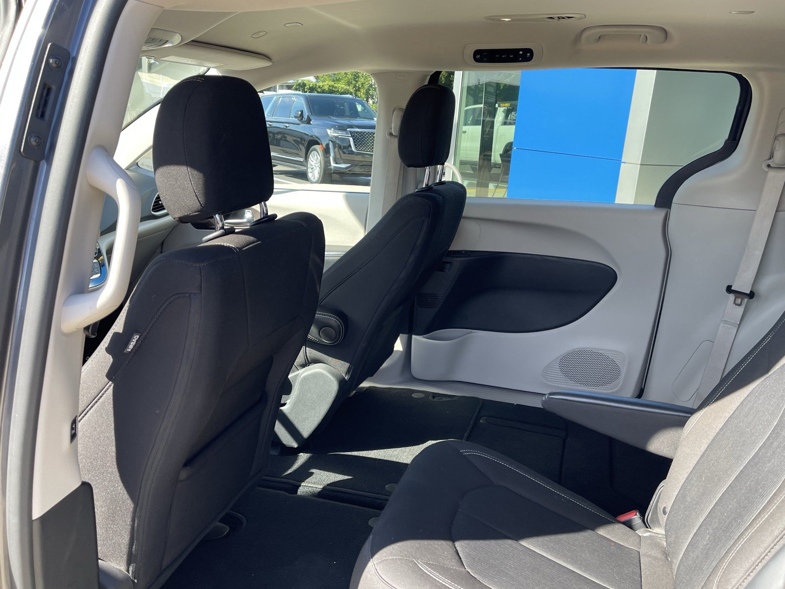 Used 2022 Chrysler Voyager LX FWD image 14