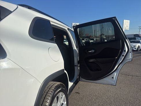 Used 2016 Jeep Cherokee Sport image 21