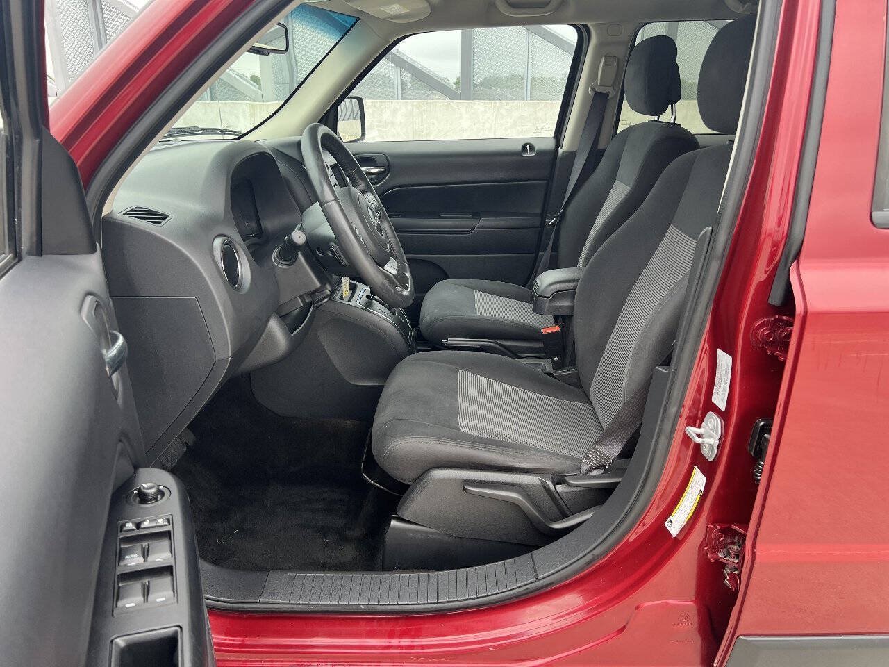 Used 2016 Jeep Patriot Latitude AWD/4WD image 12