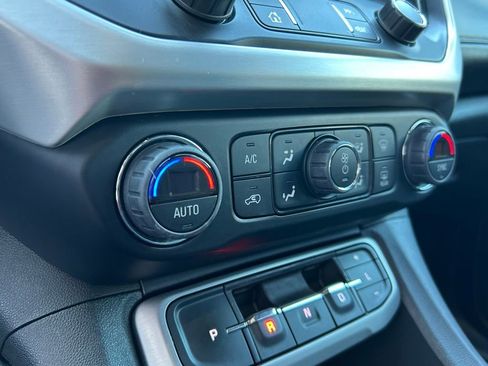 Used 2023 GMC Acadia SLT image 30