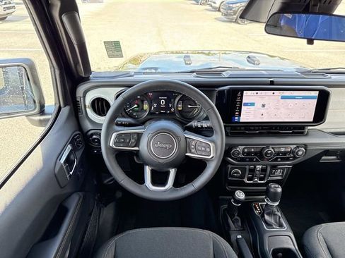 Used 2025 Jeep Wrangler Unlimited Sahara AWD/4WD image 14