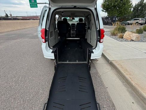 Used 2019 Dodge Grand Caravan SE FWD image 11