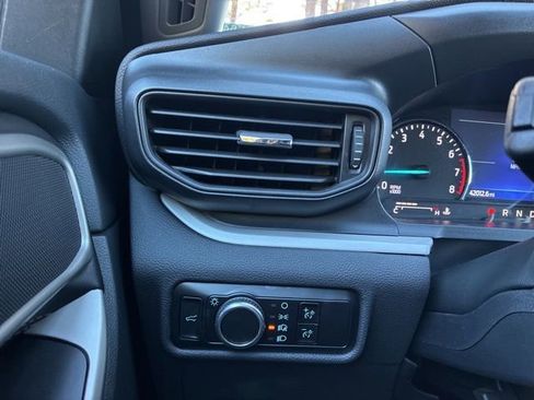 Used 2023 Ford Explorer XLT image 27