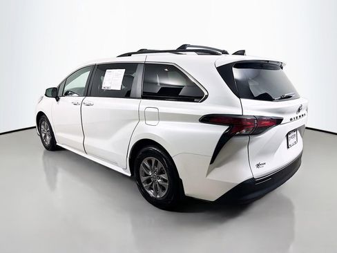 Certified 2022 Toyota Sienna XLE FWD image 5