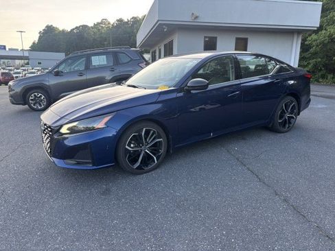 Used 2023 Nissan Altima 2.5 SR FWD image 2