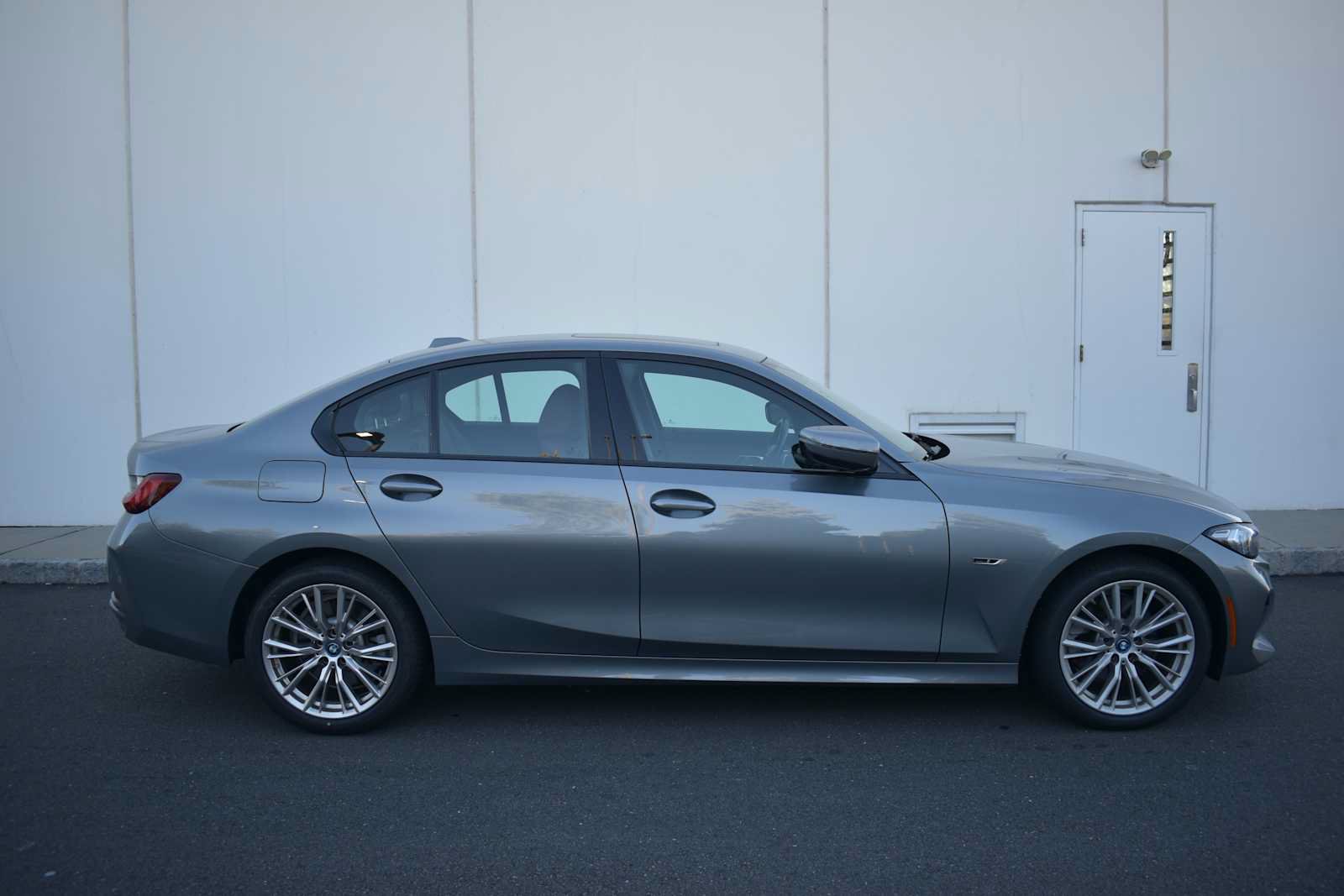Used 2023 BMW 330e xDrive w/ Premium Package AWD/4WD image 4