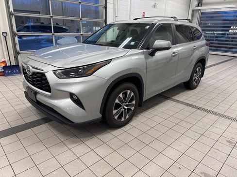 Used 2024 Toyota Highlander XLE image 2