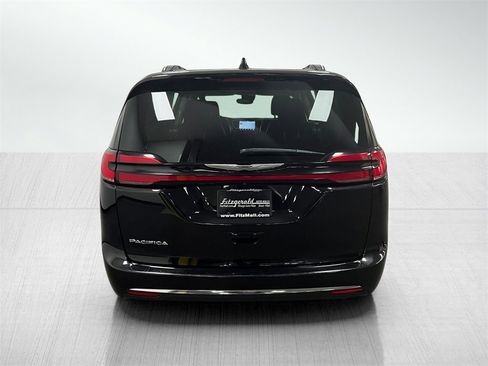 Used 2022 Chrysler Pacifica Touring-L image 6