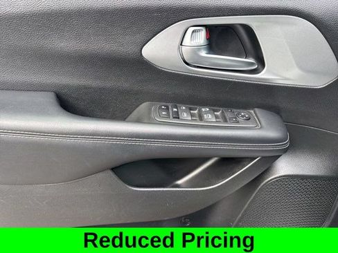 Used 2023 Chrysler Pacifica Touring FWD image 13