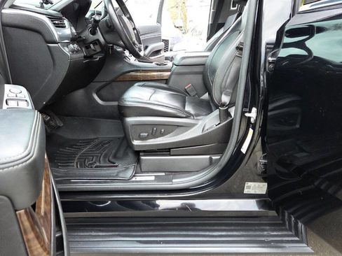 Used 2019 Chevrolet Suburban LT image 27