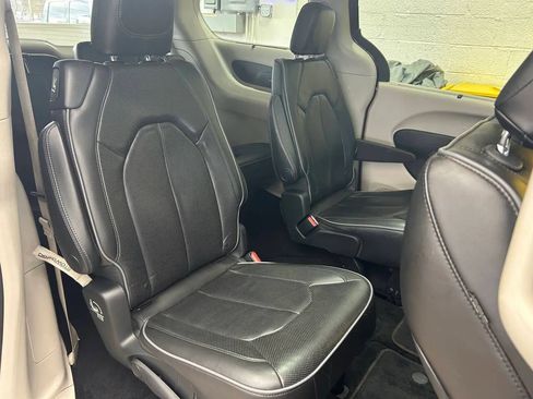 Used 2018 Chrysler Pacifica Limited w/ Tire & Wheel Group FWD image 7