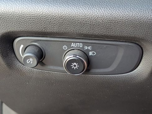 Used 2021 Chevrolet Traverse LS image 31