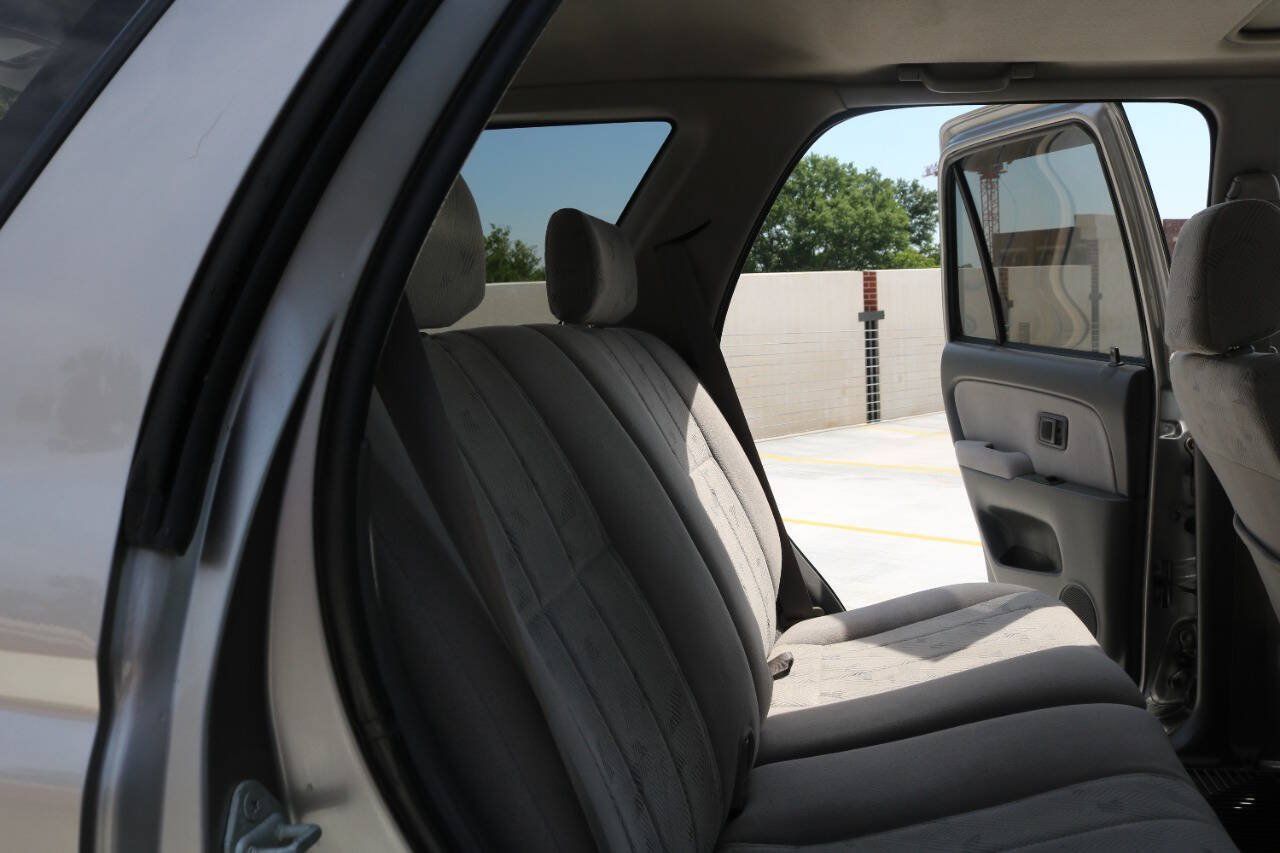 Used 2002 Toyota 4Runner SR5 AWD/4WD image 28