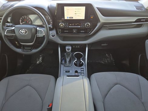 Used 2024 Toyota Highlander LE image 27