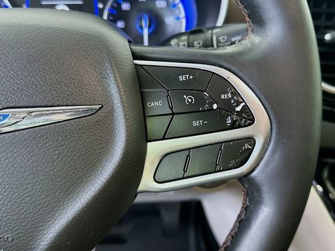Used 2019 Chrysler Pacifica Touring-L FWD image 23