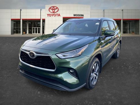 Certified 2025 Toyota Highlander XLE AWD/4WD image 1