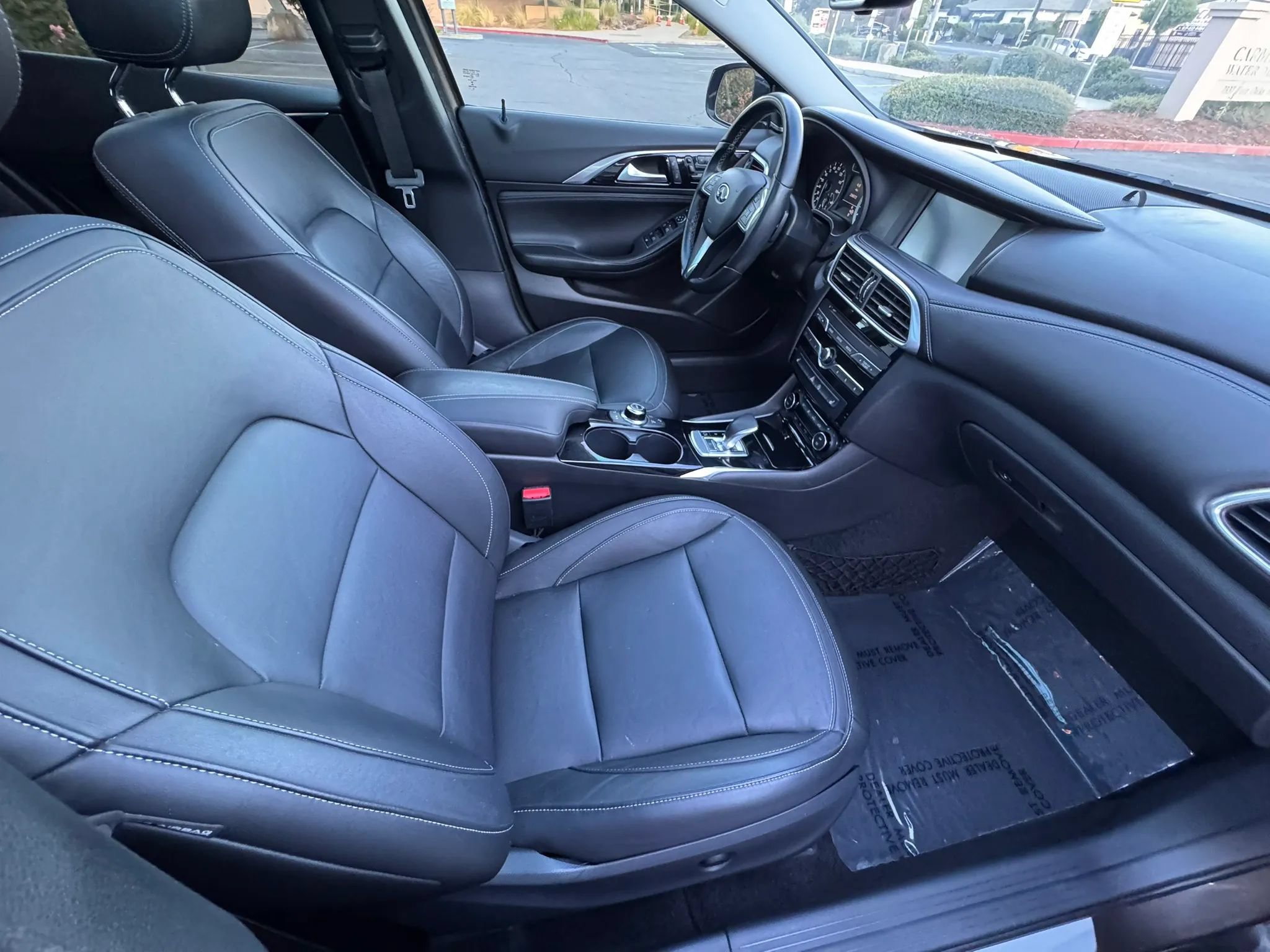 Used 2017 INFINITI QX30 Premium w/ Cargo Package FWD image 13
