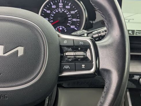 Used 2022 Kia Carnival EX image 29